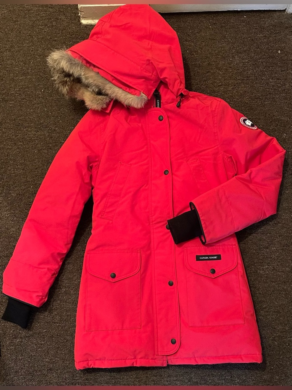 New Canada Goose Trillium Parka Women’s XS Red Coyote Fur Hood Made in Canada